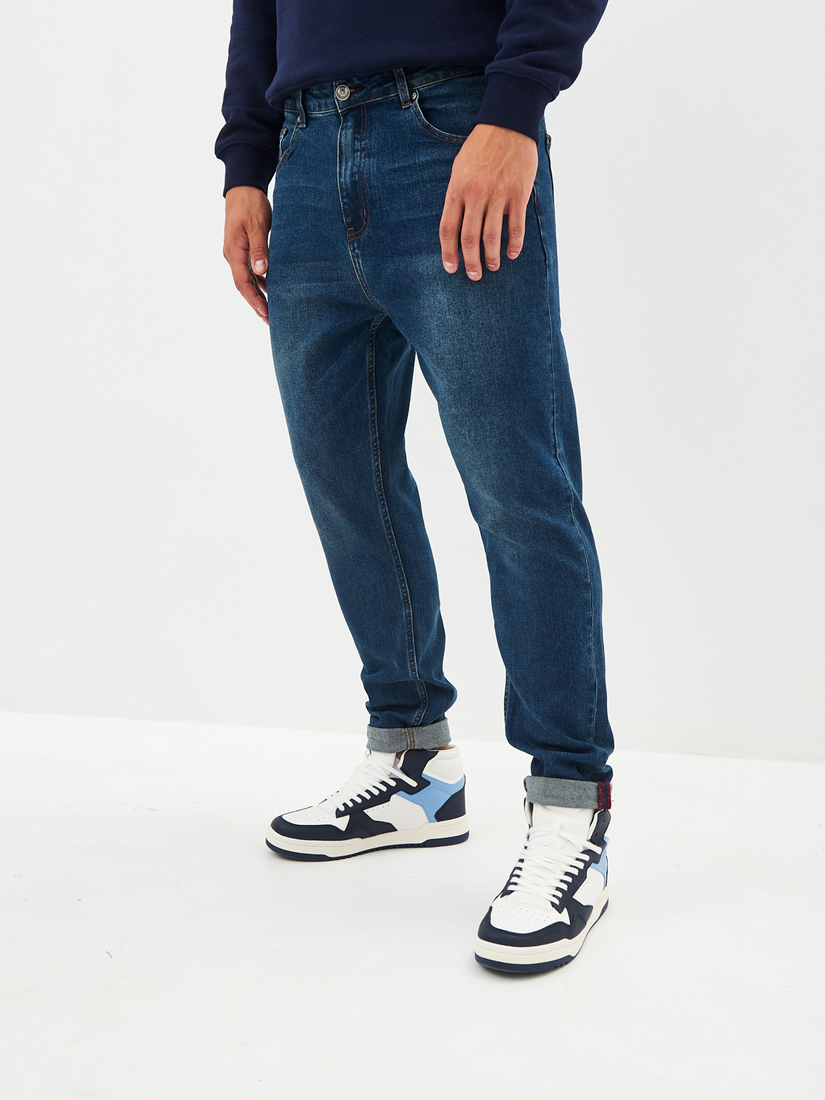 Мужские джинсы mom со средней посадкой