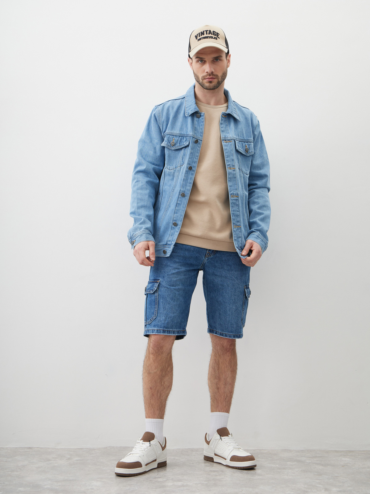 Мужская джинсовая куртка прямого кроя